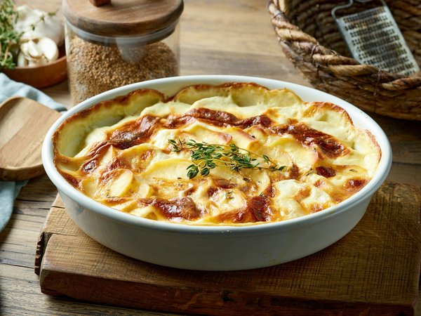 Comment préparer un gratin de courgettes avec une sauce béchamel légère et crémeuse?